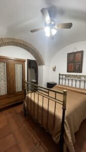 Habitaciones amplias y luminosas: Habitaciones con camas dobles, baño privado y vistas al exterior.