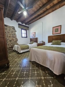 Habitación principal con cama de matrimonio en el cortijo El Jaral.