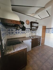 Encimera de granito con vitrocerámica y horno eléctrico.