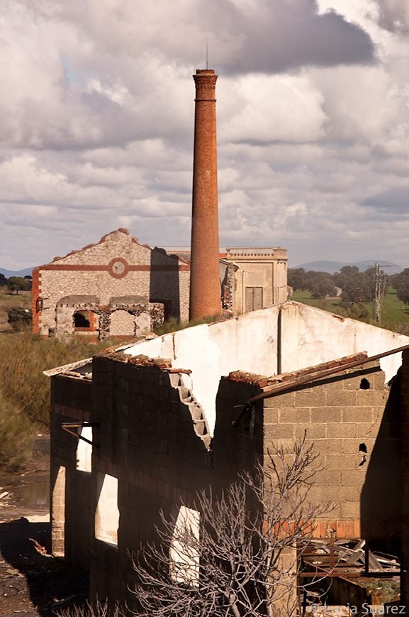 las Minas El Soldado, un vestigio de la actividad minera en Villanueva del Duque. La entrada, enmarcada en piedra y vegetación, invita a adentrarse en la historia minera de la región. (Minas El Soldado, Villanueva del Duque, Córdoba, España)